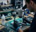 Handy Wasserschaden Reparatur Wien – Techniker reinigt Platine unter dem Mikroskop mit Isopropanol