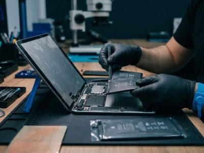 iPad Akku tauschen Wien – Techniker wechselt Akku bei geöffnetem iPad